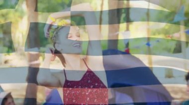 Festivalde açık havada dans eden, Yunan bayrak animasyonlu bir kadın. Kutlama, kültür, sevinç, olay, coşku, hareket