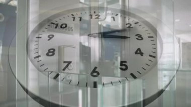 Saat 10: 10 'u gösteriyor, modern ofis binasının içinde saat animasyonu. Zaman, saat, dijital, çalışma alanı, şirket