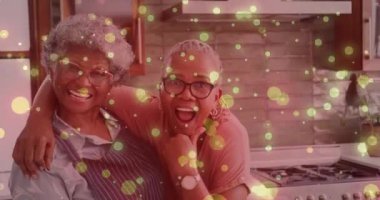 Mutfakta renkli baloncuklarla çevrili gülümseyen bir aile. Mutluluk, eğlence, neşe, bağ, oyun, kapalı alan