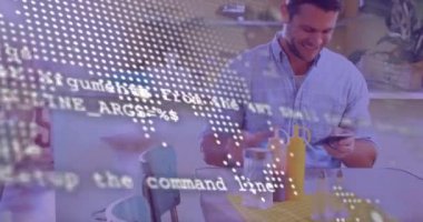 Fincandan içmek ve akıllı telefon kullanmak. Mutfak üzerinde dünya haritası olan bir adam. Teknoloji, yaşam tarzı, ev, çoklu görev, gündelik, modern