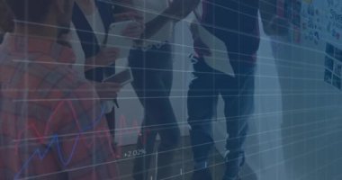 Finansal veriler, çeşitli iş adamlarının strateji tartışmaları üzerine animasyon çizelgeleri hazırlıyor. takım çalışması, işbirliği, finans, toplantı, analiz, planlama