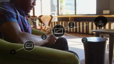 Akıllı telefon kullanan adam, bağlı aygıt animasyonlarıyla çevrili. Teknoloji, bağlantı, dijital, iletişim, yenilik, internet