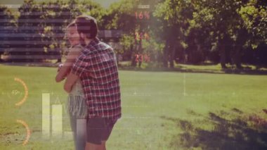 Parktaki beyaz bir çiftin finansal veri işleme animasyonu. Küresel finansman, yaşam tarzı, hesaplama ve dijital arayüz kavramı, dijital olarak oluşturulmuş video.