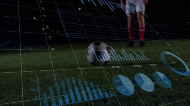 Futbolcu sahada finansal veri işleme animasyonuyla topa vuruyor. Spor, finans, teknoloji, atlet, performans, analiz