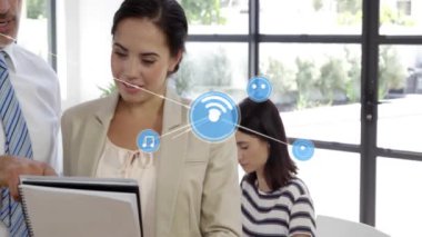 Ofisteki iş adamları üzerinde bağlantılar ve veri işleme animasyonu ağı. Teknoloji, ağ, iletişim, takım çalışması, dijital