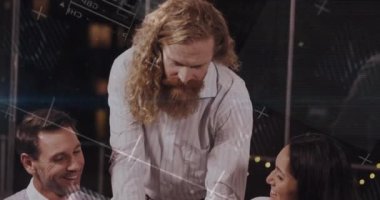 İş ve grafik animasyonları farklı meslekdaşların iş tartışmaları üzerine. Takım çalışması, beyin fırtınası, işbirliği, analitik, sunum, strateji