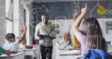 Kimyasal denklemlerin animasyonu Afrika kökenli Amerikalı erkek öğretmen ve çeşitli okul çocukları üzerinde. Eğitim ve dijital arayüz kavramı, dijital olarak oluşturulmuş video.