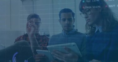 Tablet üzerindeki finansal veriler analiz ediliyor, borsa animasyonu ile birlikte iş ekibi. Finans, takım çalışması, teknoloji, analiz, yatırım, işbirliği