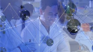 Laboratuvarda çalışan bilim adamları, üzerlerindeki moleküler yapı animasyonunu analiz ediyorlar. Bilim, araştırma, yenilik, teknoloji, analiz, kimya