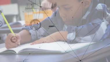 Okulda, öğrenci yazarlığı üzerine bağlantı ağı ve veri işleme animasyonu. Teknoloji, eğitim, öğrenme, dijital