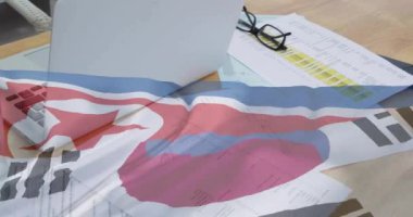 Masanın üzerinde renkli dalgaların soyut animasyonu olan dokümanlar ve dizüstü bilgisayarlar. Teknoloji, çalışma alanı, ofis, dijital, yaratıcılık, modern