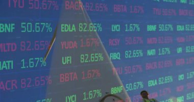 İnşaat işçileri üzerinden borsa verilerinin canlandırılması. Finans, takım çalışması, iş, büyüme, dijital, teknoloji