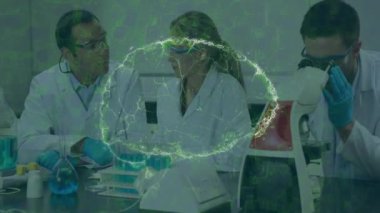 Laboratuvar ekipmanları üzerinde DNA sarmal animasyonuyla çalışan laboratuvar önlüklü bilim adamları. Bilim, araştırma, biyoteknoloji, genetik, yenilik, teknoloji