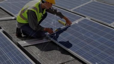 Güneş panelleri kuruluyor, güneş enerjisi animasyonu için güvenlik teçhizatı kullanılıyor. Yenilenebilir, sürdürülebilirlik, yeşil, eko, kurulum, teknisyen