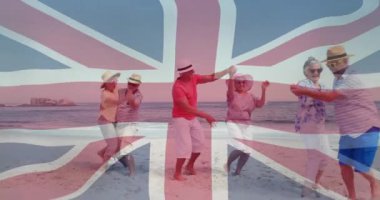 Union Jack sahilde dans eden bir grup son sınıf öğrencisinin bayrak animasyonu. Vatanseverlik, kutlama, yaşlılık, neşe, Birleşik Krallık