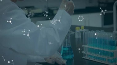 Laboratuvar sahnesinde moleküler yapıyı inceleyen bilim adamı deney tüpleriyle çalışıyor. Bilim, araştırma, deney, kimya, biyoteknoloji, analiz