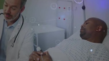 Hasta muayene ediyor, doktor hastane ortamında tıbbi veri animasyonunu inceliyor. Sağlık, ilaç, teşhis, profesyonel, danışmanlık, teknoloji