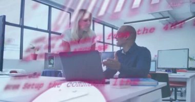 Modern ofiste işbirliği yapan iş arkadaşları üzerinde bilgisayar kodu animasyonu. Teknoloji, takım çalışması, dijital, işbirliği, yenilik, çalışma alanı