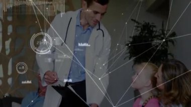 Doktor olay yerindeki çocuğu, ağ bağlantılarını ve veri işleme animasyonunu inceliyor. Sağlık, pediyatrist, teknoloji, dijital, yenilik, tanı