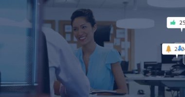 Ofiste çalışan iş adamlarıyla ilgili sosyal medya bilgilendirmeleri. Teknoloji, iletişim, takım çalışması, işbirliği, dijital