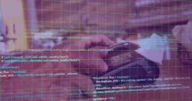 Klavyeye yazmak, programlama kodu animasyonunu ızgara kaplamalı olarak vermek. Teknoloji, kodlama, bilgisayar, dijital, yazılım, geliştirme