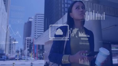 Şehirde yürüyen, finansal veri animasyonuyla gökdelenlerin üzerinde yürüyen bir iş kadını. finans, teknoloji, yenilik, kentsel, profesyonel, analitik