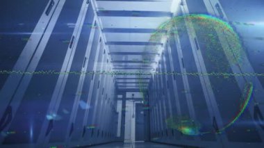 Veri merkezindeki sunucu raflarının üzerinde dijital küre ve veri işleme animasyonu. Teknoloji, sunucular, ağ, bulut hesaplama, siber güvenlik