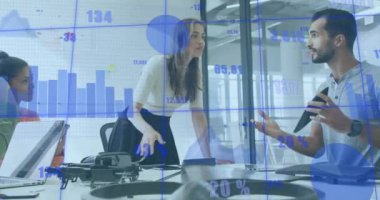 İş verileri modern ofiste çeşitli takımların tartışması üzerine animasyon çizelgeleri hazırlıyor. işbirliği, tartışma