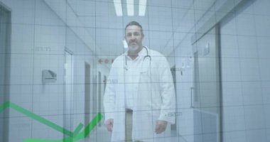 Koridordaki doktor şebeke arka planında finansal büyüme çizelgesi çiziyor. Sağlık, finans, sağlık, iş, teknoloji