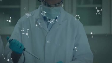 Laboratuvarda moleküler yapı animasyonlarını inceleyen deney tüpleriyle çalışan bir bilim adamı. araştırma, bilim, deney, analiz, biyoteknoloji, teknoloji