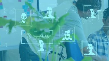 Modern ofis ortamında çalışan insanlar üzerinde yüz tanıma animasyonu. Teknoloji, yenilik, güvenlik, iş yeri, işyeri, biyometreler