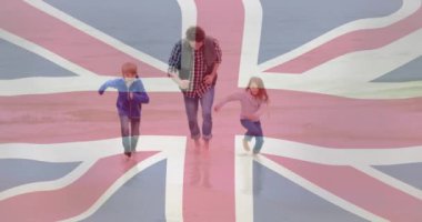 Sendika bayrak animasyonu plajda yürüyen adam ve kız üzerinde. Vatanseverlik, deniz kenarı, aile, bağlılık, boş zaman, tatil