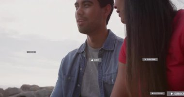 Açık havada konuşmak, sosyal medya tebligatları olan insanlar kafalarının üstünde animasyon yapıyorlar. Bağlantı, teknoloji, iletişim, dijital, etkileşim, sohbet