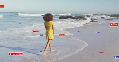 Sahilde yürüyen, sosyal medya düğmeleriyle çevrili bir kadın. Doğa, tatil, teknoloji, bağlantı, eğlence, internet