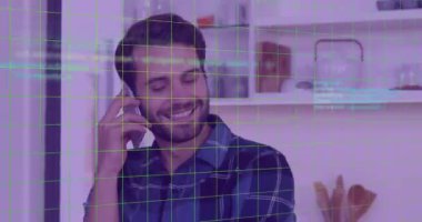 Akıllı telefonu tutan, şebeke arka planında kod animasyonu olan bir adam, ekrana odaklanıyor. Teknoloji, kodlama, programlama, dijital, sanal, yenilik