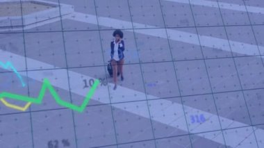 İş kadını telefonda mali veri grafiği animasyonu üzerinden yürüyor ve konuşuyor. communication, finanse, technology, professional, analysis, corporate