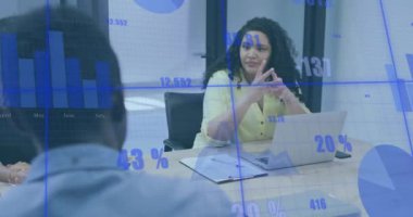 Finansal veri tabloları, ofis masasında dizüstü bilgisayarla çalışan iş kadını. finans, animasyon, iş istasyonu, şirket