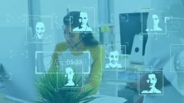 Ofisteki bilgisayarları kullanarak, yüz tanıma animasyonuna sahip çeşitli işçiler. Teknoloji, takım çalışması, yenilik, çeşitlilik, iş dünyası, yazılım