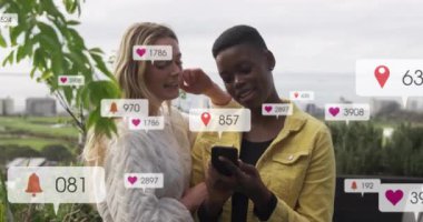 Açık havada akıllı telefon kullanan farklı arkadaşlar hakkında sosyal medya bilgilendirmeleri. teknoloji, yaşam tarzı, sosyal ağ, iletişim, gençlik, bağlantı