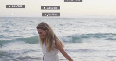 Sahilde yürümek, sosyal medya bildirimlerini gören bir kadın. Tatil, rahatlama, okyanus, kum, teknoloji, yaz