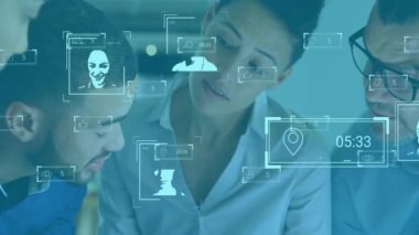 Yüz tanıma ve veri analizi, ofiste işbirliği yapan farklı insanlar. Teknoloji, takım çalışması, işbirliği, yenilik, çeşitlilik, iş dünyası