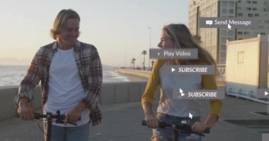 Sahile yakın motosiklet kullanmak, arkadaşlara haber vermek, animasyon yapmak. Seyahat, teknoloji, tatil, arkadaşlık, macera, açık hava