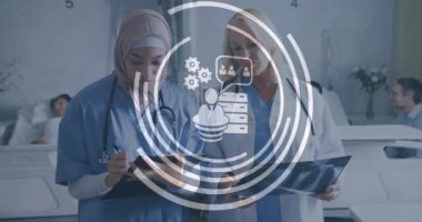 Hastanedeki doktorların röntgen incelemesi üzerine tıbbi veri işleme animasyonu. Sağlık, teknoloji, analiz, tanı
