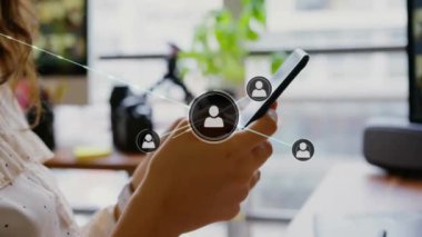 Animasyon sosyal ağ bağlantılarıyla çevrili akıllı telefonu kullanarak. Teknoloji, iletişim, sosyal medya, ağ, dijital, yenilik