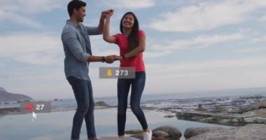 Deniz kenarında eğlenen çiftler hakkında sosyal medya bilgilendirmeleri. Teknoloji, rahatlama, dijital, boş zaman, etkileşim, plaj