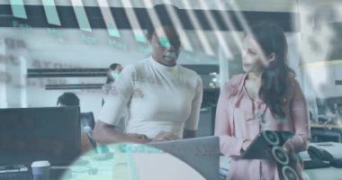 Projeyi tartışıyorlar, ofiste takvim animasyonu yapan iki kadın var. İş, takım çalışması, toplantı, planlama, beyin fırtınası, işbirliği