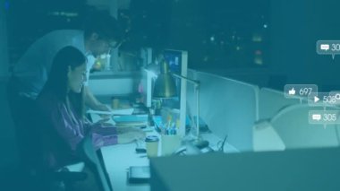 Sosyal medya etkileşimi, iş arkadaşlarının geç saatlere kadar çalışmasıyla ilgili animasyon simgeleri oluşturuyor. Takım çalışması, işbirliği, gece yarısı, dijital, iş