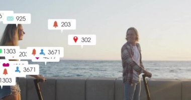 Okyanus kıyısında yürüyen, sosyal medyada çarpışma animasyonu olan insanlar. Plaj, teknoloji, etkileşim, tatil, grafik