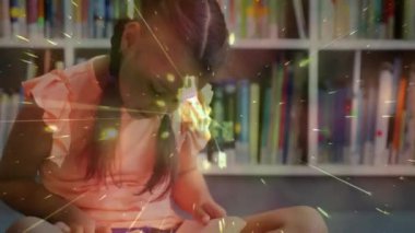 Kitap okuyan, etrafı parlayan veri akışlarıyla çevrili bir kız kütüphanede animasyon yapıyor. Teknoloji, eğitim, öğrenim, dijital, geleceksel, yenilik