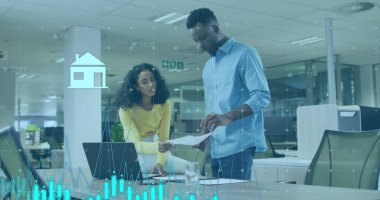 Çeşitli iş adamları üzerinde finansal veri işleme görüntüsü. Küresel iş, finans, hesaplama ve veri işleme kavramı dijital olarak oluşturulmuş görüntü.